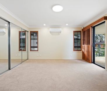 SPACIOUS HOME NESTLED IN QUIET LOCATION - BROADBEACH WATERS - Photo 6