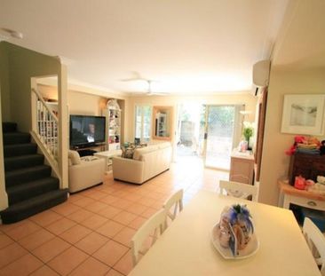 Beautifully Presented 3 Bedroom, Air Conditioned Townhouse - Photo 6
