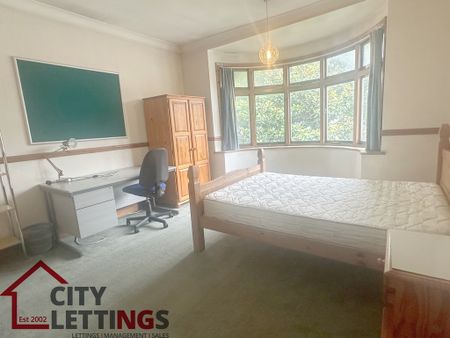 5 Bedroom Semi-Detached House - Photo 3