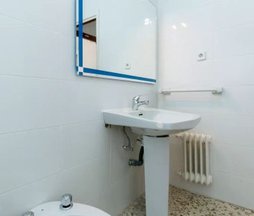 Double bed in Room in a shared 4-bedroom apartment for rent in Cami... - Photo 4