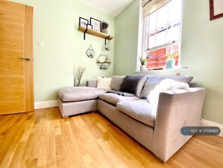 2 bedroom flat to rent - Photo 2