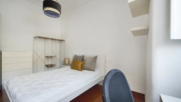 Room in a shared 4-bedroom apartment for rent in Lisbon. - Foto 1