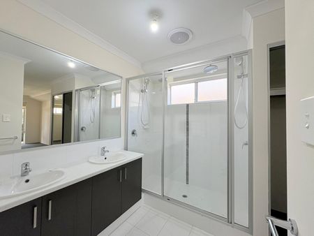 3-Bedroom Rental House with 2 Bathrooms in Hilbert - Your Next Home Awaits! - Photo 2