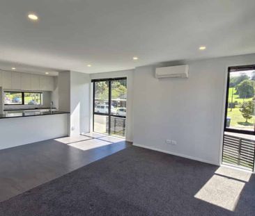 Super modern townhouse with a backyard! - Photo 1