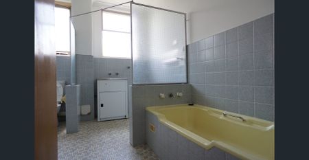 Spacious Two Bedroom Unit In Prime Location! - Photo 4