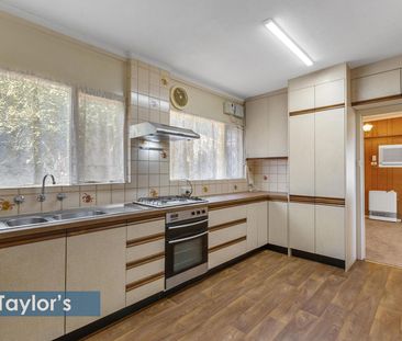 WELL PRESENTED 3 OR 4 BEDROOM HOME - DOUBLE WIDTH DRIVEWAY - Photo 6