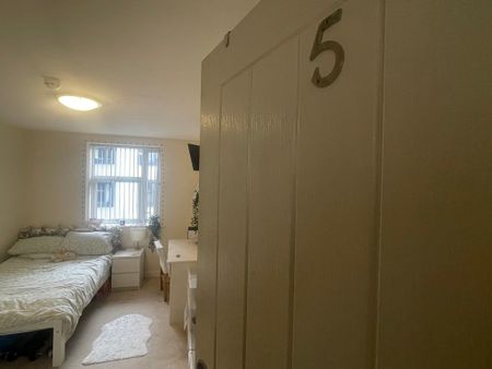 8 Bedroom Flat - Photo 5