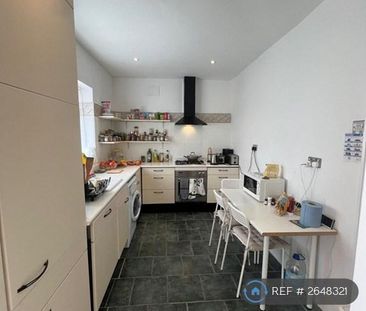 1 bedroom in a house share to rent - Photo 3