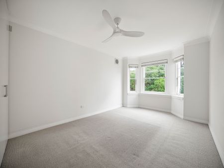Exquisite Art Deco Apartment, Timeless Elegance, Unreserved Parking & Harbour Views - Photo 5