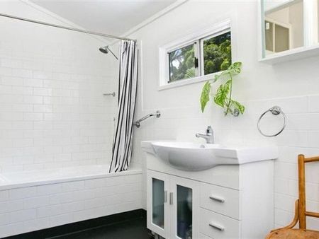 CHARGING TWO BEDROOM HOME IN PRIME INNER CITY LOCATION! - Photo 2