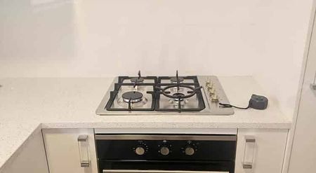 Newly refurbished 4 Bedroom - Photo 3