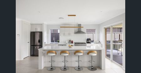 Spacious & Stylish Family Home in Quiet Austral Location - Photo 5