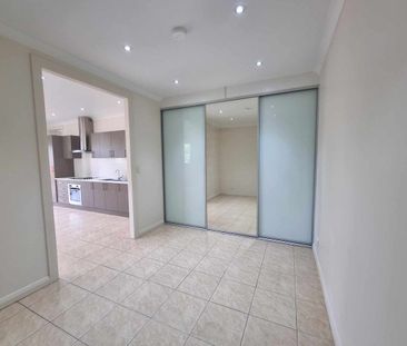 Spacious Low Maintenance Flat - Photo 3