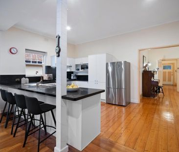 Charming Family Home Backing Onto Parkland - Photo 3