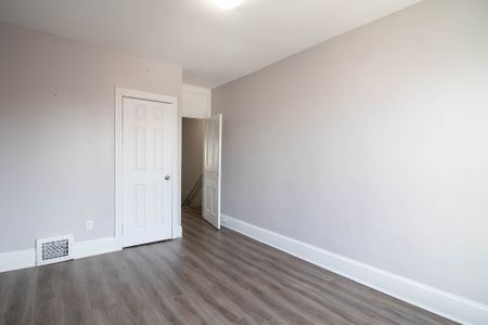 SPACIOUS 3 BEDROOM TOWNHOUSE IN HAMILTON!!! - Photo 3