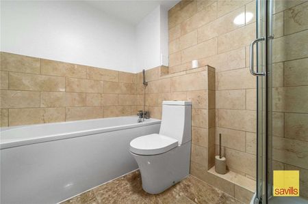 Offering breath-taking views across the London skyline, is this exceptional apartment which spans to in excess of approximately 1,170sqft internally. - Photo 4