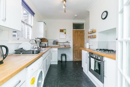 Lovely & Spacious 1 bedroom property with garden near Piccadilly line - Photo 3