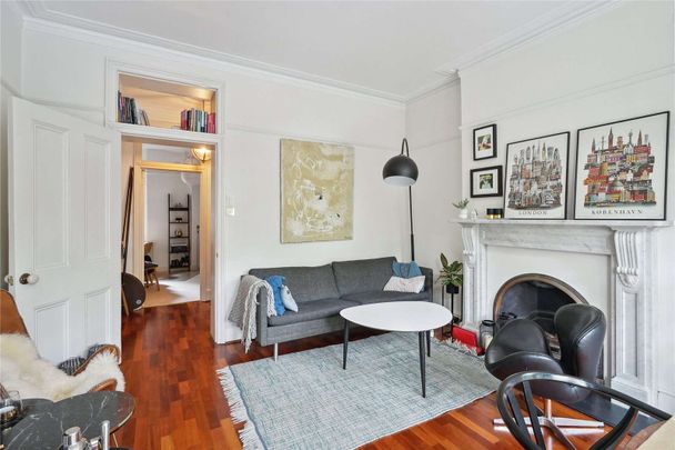 A beautifully presented and charming two bedroom flat on Prince of Wales Drive. - Photo 1