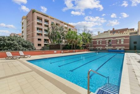 Renovated, townhouse-style, courtyard apartment in Moore Park Gardens - Photo 3