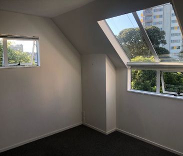 Modern 3 bed, 2 bathroom with 3 carparks - Photo 5