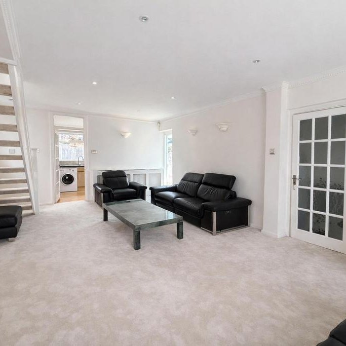 4 bedroom detached house to rent - Photo 1