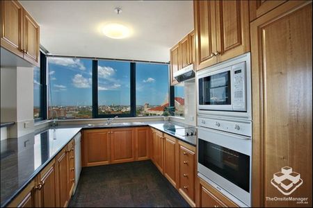 Three-bedroom sky-high apartment! - Photo 3