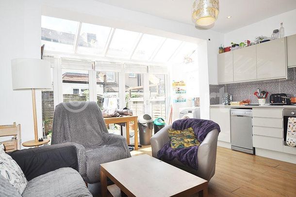 4 bedroom maisonette to rent - Photo 1