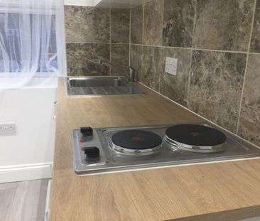 Studio Flat, Washington Road, E6 - Photo 3
