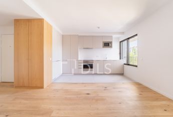 Apartamento T2 no Porto com varanda, garagem e arrumos