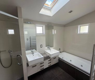 Modern & Serene Home in Schnapper Rock - Photo 2