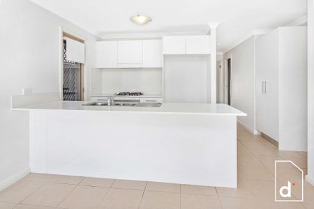 Spacious & Stylish Family Home In Prime Location With Private Yard & Side Access - Photo 4