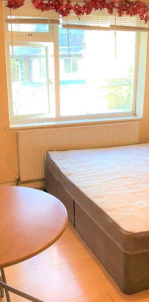 Studio to rent - Photo 1