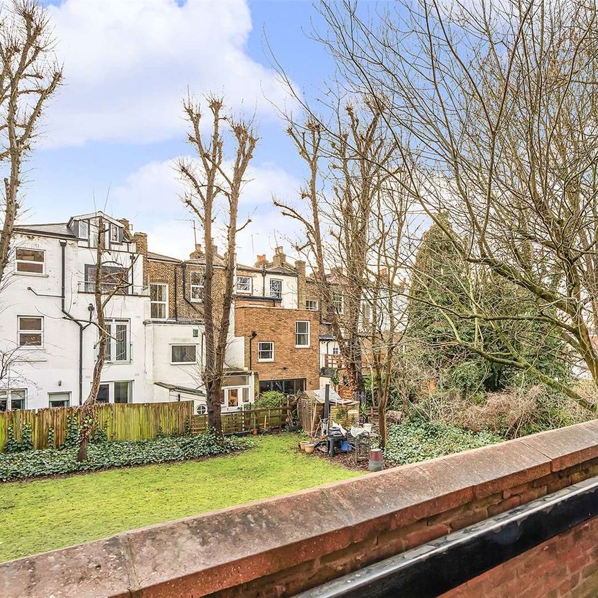 A well-presented 2 bedroom apartment set in a sought after area. - Photo 1