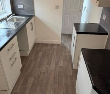 3 bedroom flat to rent - Photo 2