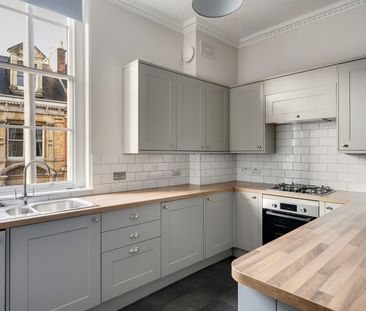 3 Bed Flat - Photo 5