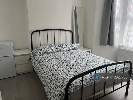 1 bedroom in a house share to rent - Photo 3