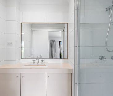 2/44 Venice Street, Mermaid Beach, Qld 4218 - Photo 5