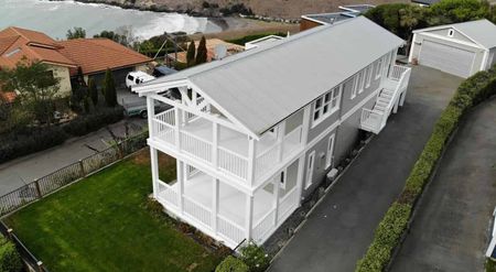 Cape Cod inspired house with panoramic sea views - Photo 2