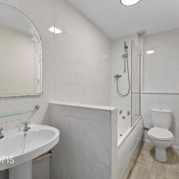 2 bedroom mews to rent - Photo 1