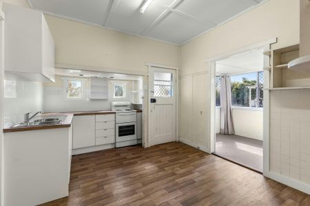 Beautiful 2 Bedroom Cottage, Perfectly Located! - Photo 5