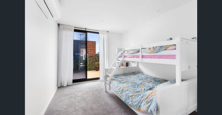 Stylish Ground-Floor Living by the Bay - Photo 2