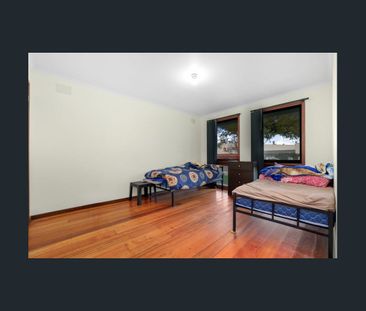 Conveniently Located Family Home Opposite Werribee Secondary College! - Photo 4
