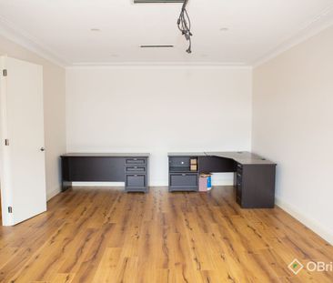 TOP FLOOR APARTMENT! - Photo 1