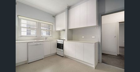 Bright Top-Floor 2-Bedroom Apartment in Leafy Cul-de-Sac - Photo 5