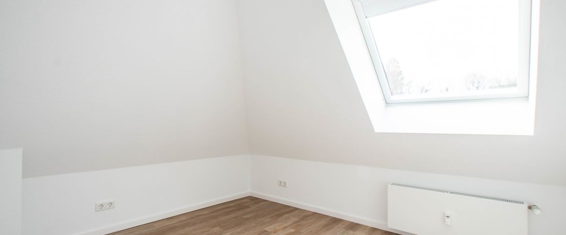 Top renovierte 3 Zimmer Dachgeschosswohnung mit Balkon und Einbauküche in Bielefeld Hillegossen - Photo 1