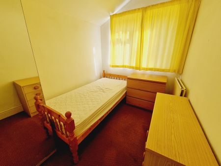 5 Bed Student Accommodation - Photo 2