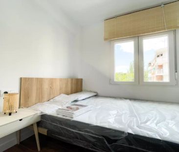 Double bed in Room in a shared 4-bedroom apartment for rent in Vist... - Foto 5