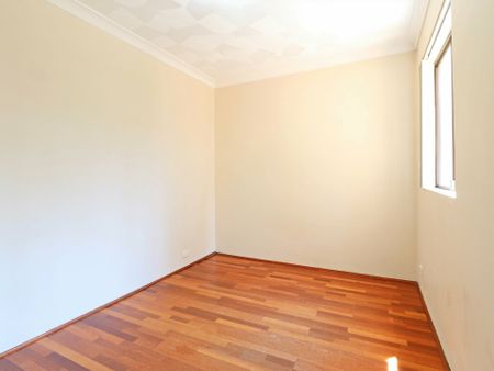 Spacious & Well Presented Apartment - Photo 3