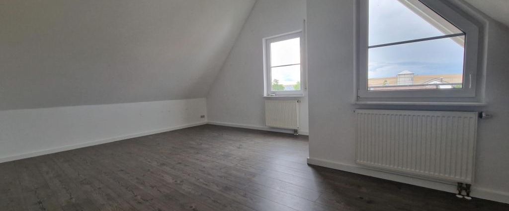 Schöne 3,5-Zimmer-Dachgeschosswohnung in zentraler Lage von Ammerbuch - Entringen - Photo 1