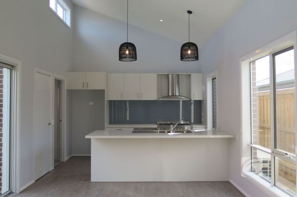CONTEMPORARY HOME - Photo 1